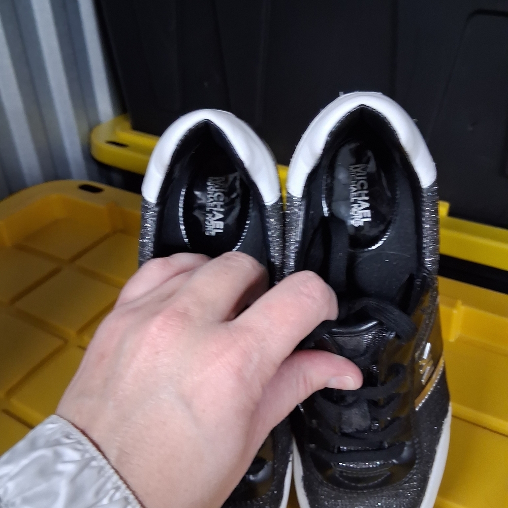 Stylish Black and White Men's Sneakers - Picture 6 of 6